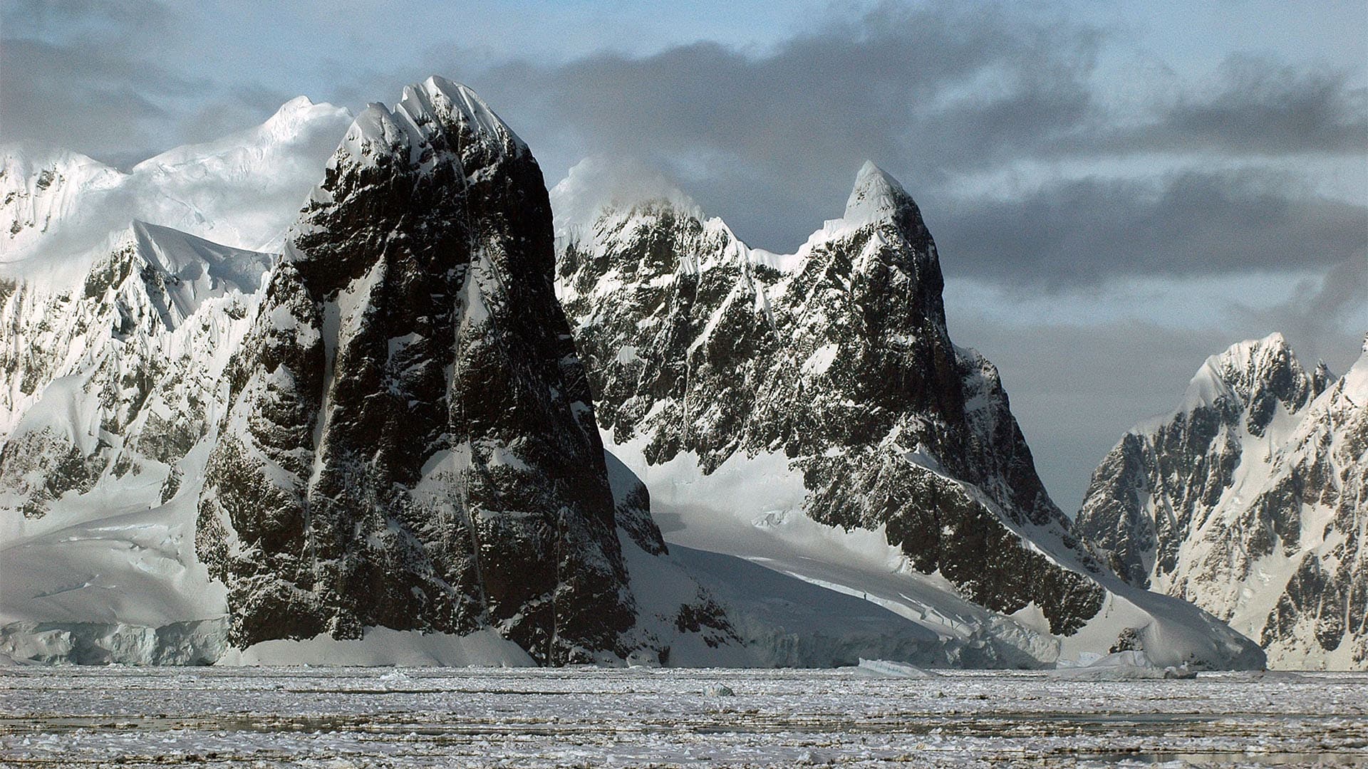 Montagnes et mer en Antarctique