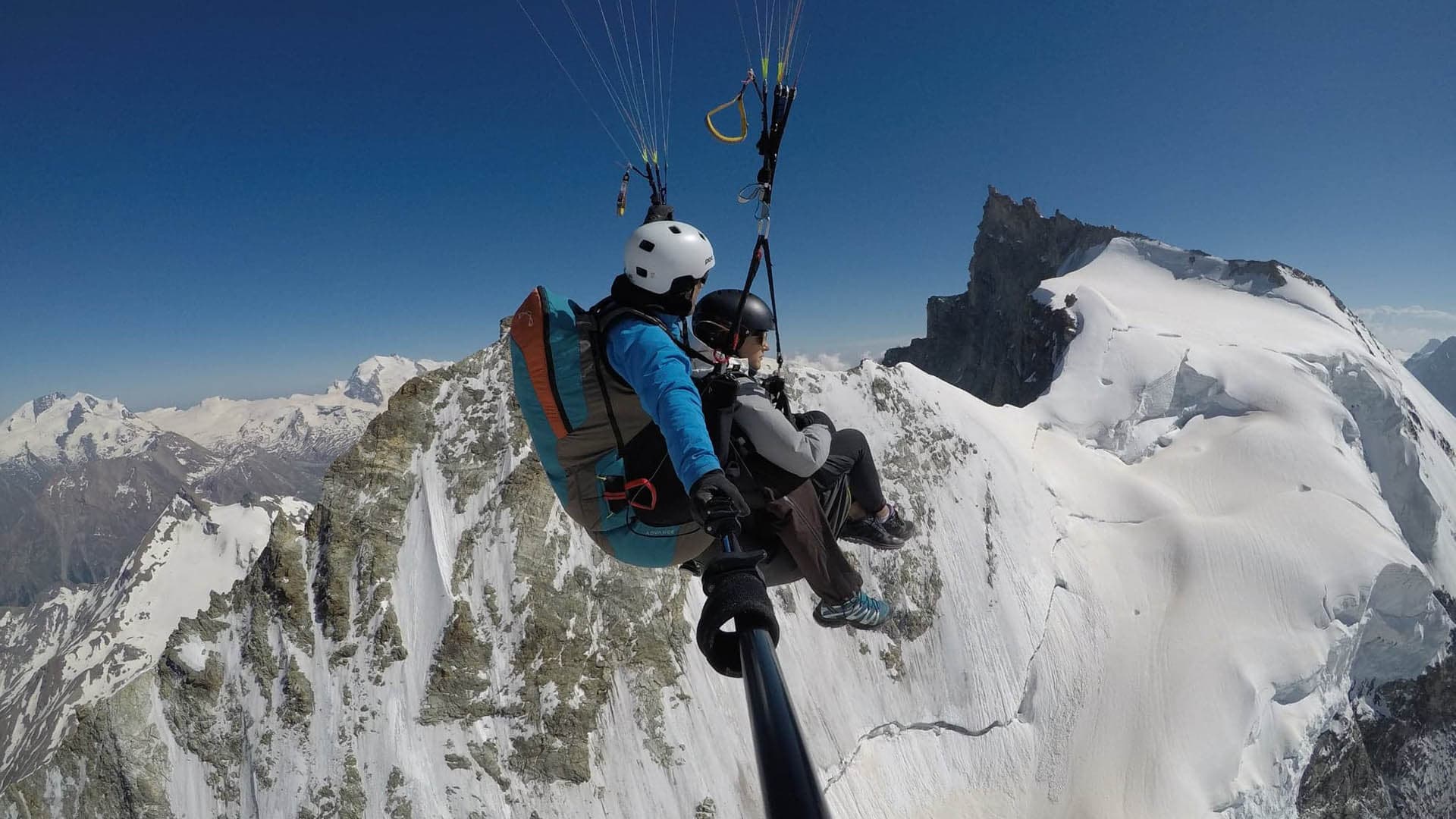 Parapente biplace devant le Zinalrothorn