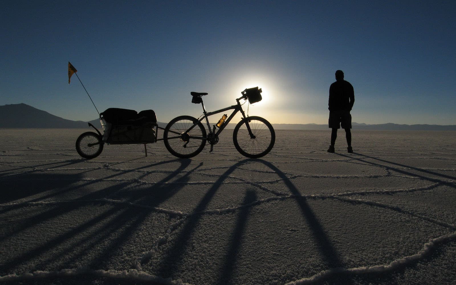 Vélo sur le salar de Uyuni en Bolivie