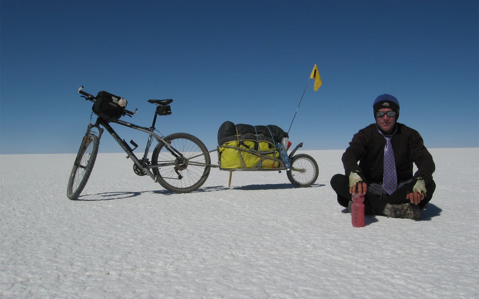 Vélo sur le salar de Uyuni en Bolivie